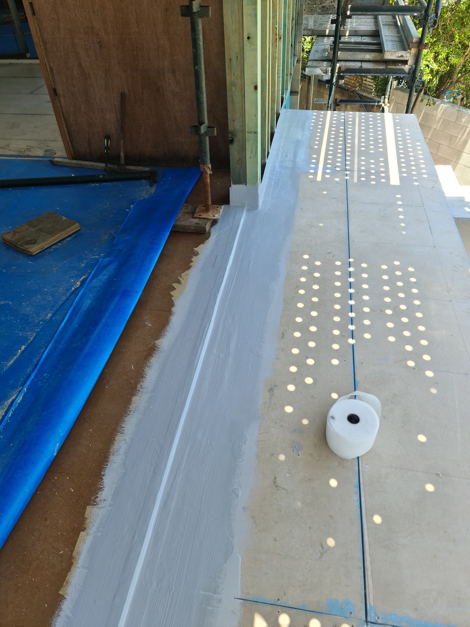 Outdoor threshold waterproofing with reinforcement mesh detail